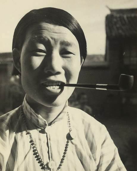 旧上海抽烟斗的女人图片